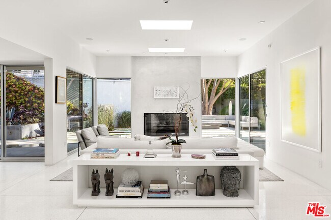 Foto del edificio - 1326 N Wetherly Dr