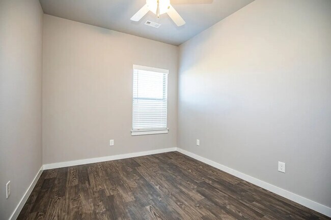 Foto del edificio - 1705 Booker Cir