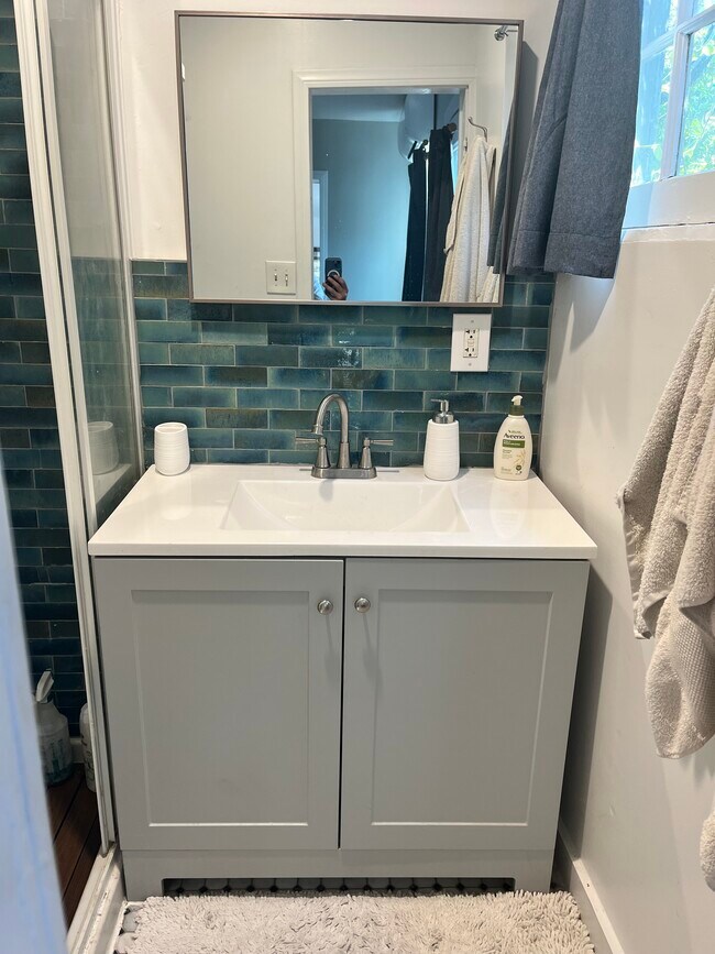 vanity (36") - 1423 Bellevue Ave