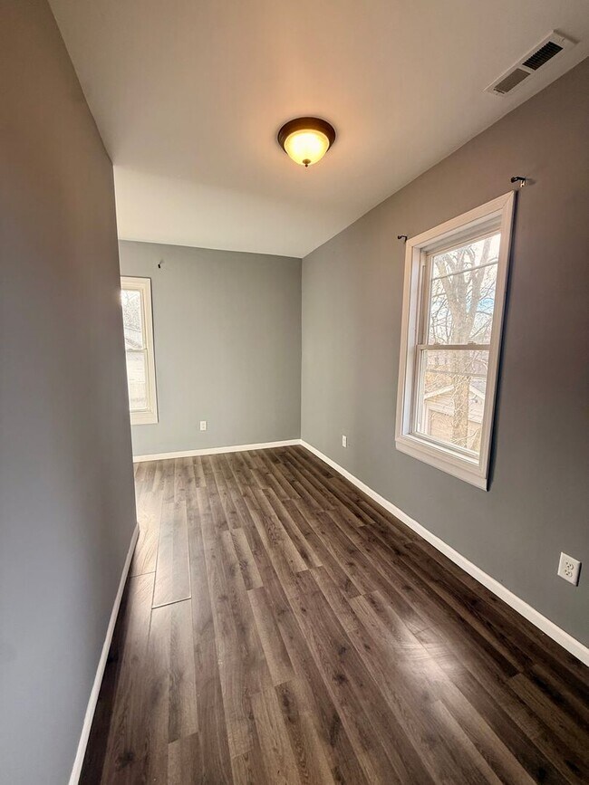 Building Photo - 713 S 4th St