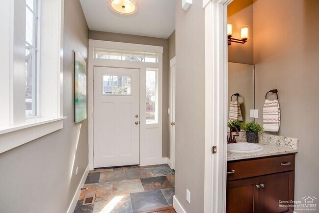 Foto del edificio - Townhome 4 blocks from the Old Mill