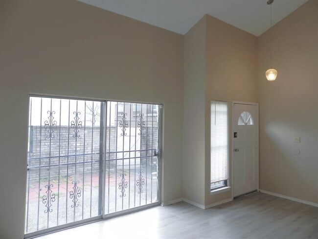 Building Photo - 12645 Wellington Park Dr