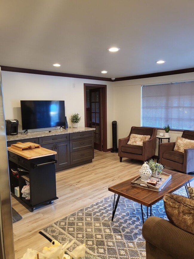Building Photo - Charming Guest House in Glendora's "The Oaks"