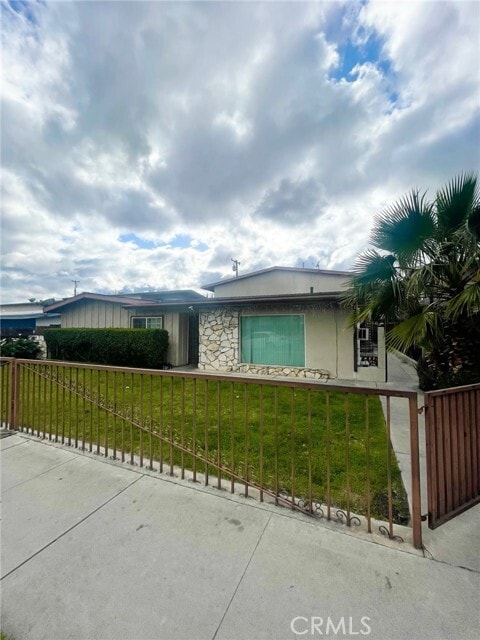 Building Photo - 911 N Vineyard Ave