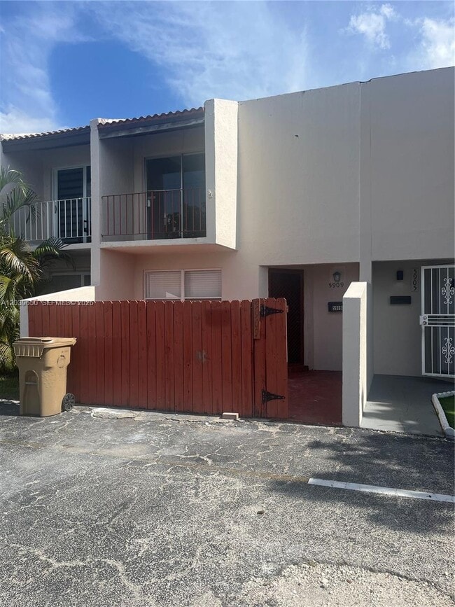 Building Photo - 5909 SW 36th Ct
