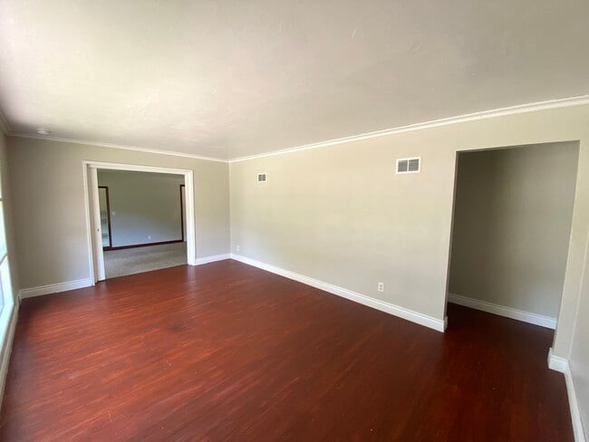 Building Photo - 2 Bedroom/1BA PLUS Garage -  Close to the ...