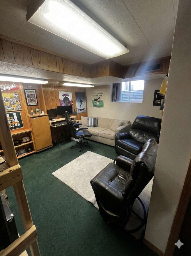 Building Photo - 1 bedroom near UWEC Available June 1st!