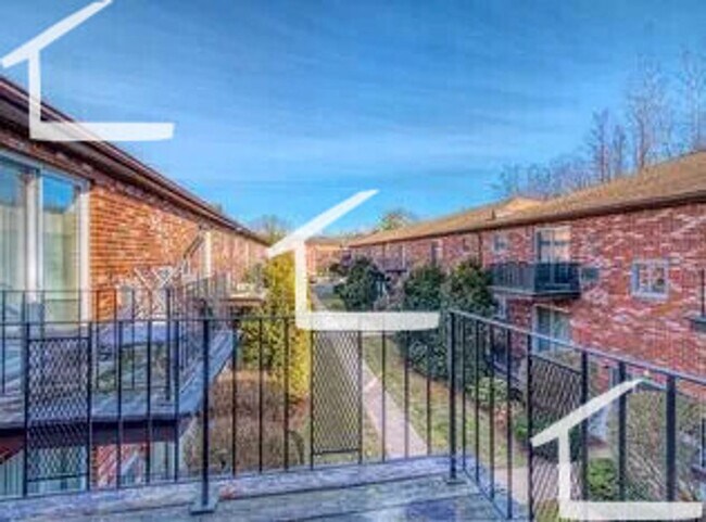 Foto del edificio - Chestnut Hill – Top Floor 2BR / 1BA $2,450...