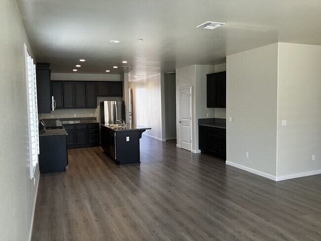 Foto del edificio - Modern 3-Bedroom, 2-Bath Home with Window ...