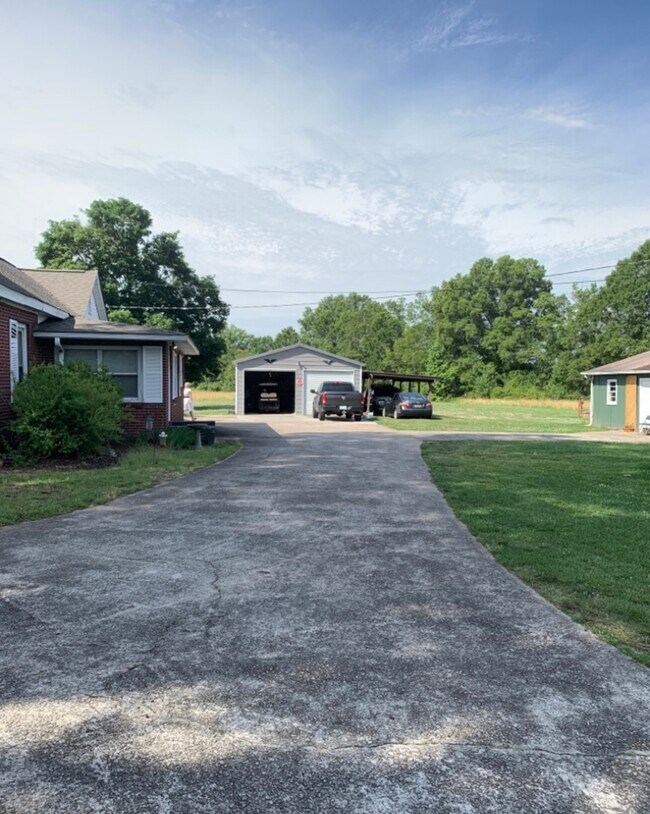 Building Photo - Spacious Pelzer Home
