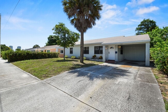 Building Photo - Stunning Renovated 3-Bedroom Home in West ...