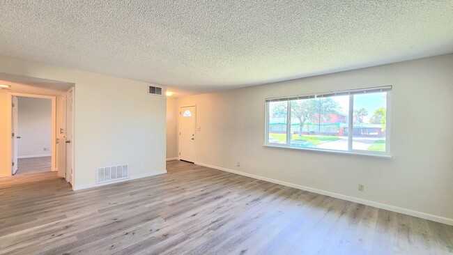 Building Photo - 2BD / 1BTH 1 STORY UNIT AVAILABLE W/ GARAGE!