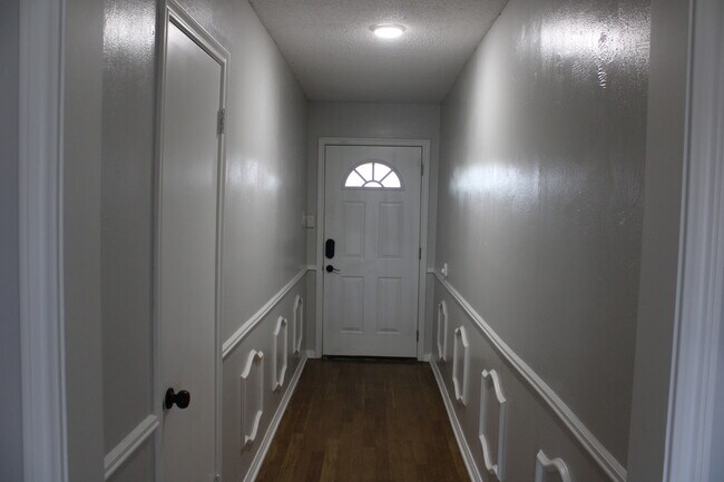 Entry way - 1101 S Kaufman Dr