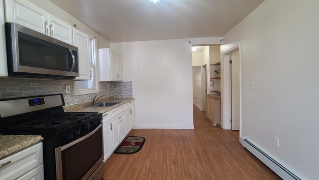 Foto del edificio - 32 Armstrong Ave