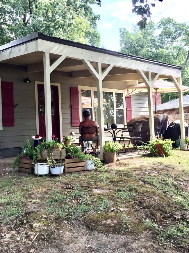 Building Photo - 1114 W 17th St