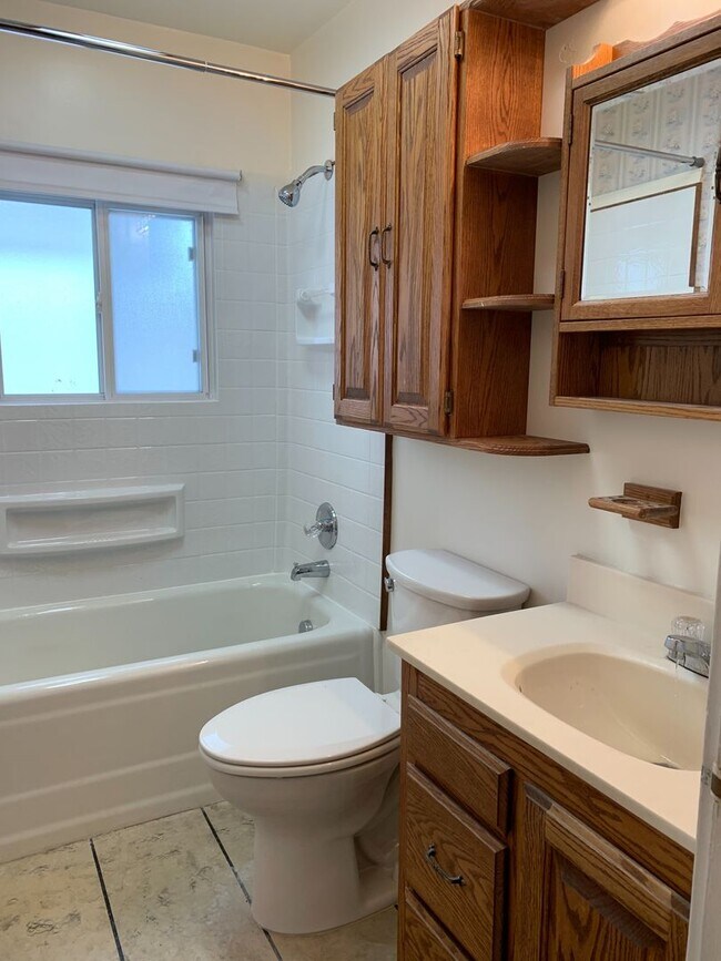 Building Photo - 2 bedroom, 1 bath house located in Wallace...