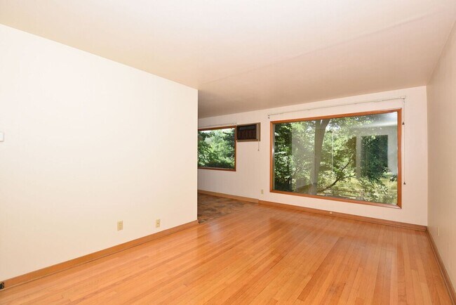 Building Photo - 1 Bedroom Mid Century Modern Retreat on Milwaukee River