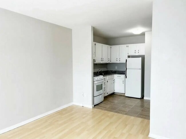 Building Photo - Courtview Suites