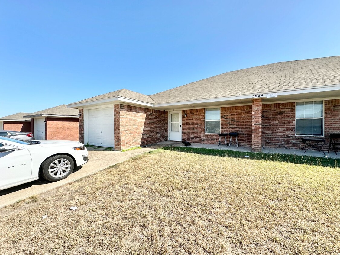 Building Photo - 3804 Uvalde Dr
