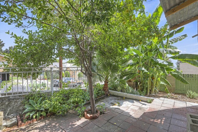 Foto del edificio - 3220 E 6th St