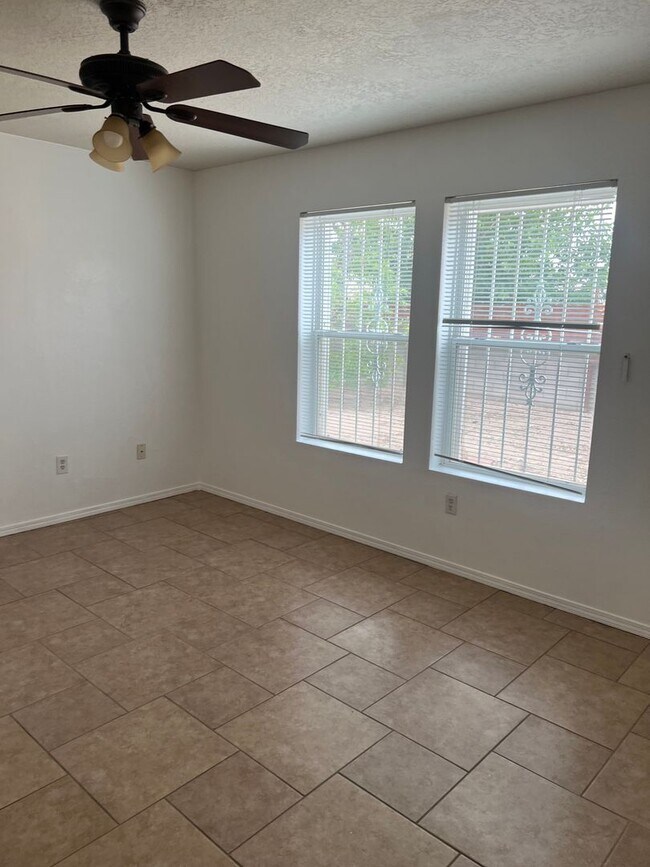 Foto del edificio - Spacious 4 Bedroom Home Ready for Immediat...