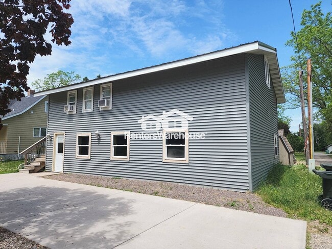 Building Photo - 208 4th St