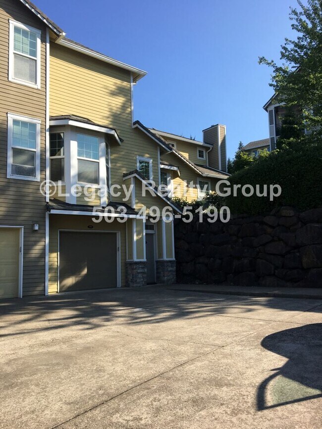 Building Photo - Upscale West Linn Condo!