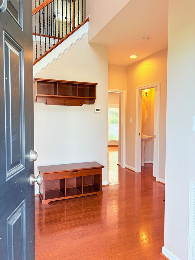 Foto del edificio - Large Spacious Home With Fully Fenced In Y...