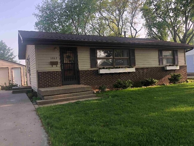 Building Photo - 1202 W South St