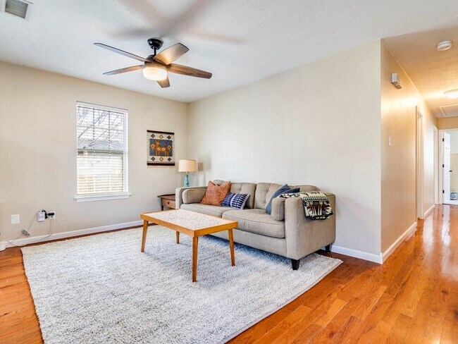 Building Photo - 1911 E 8th St