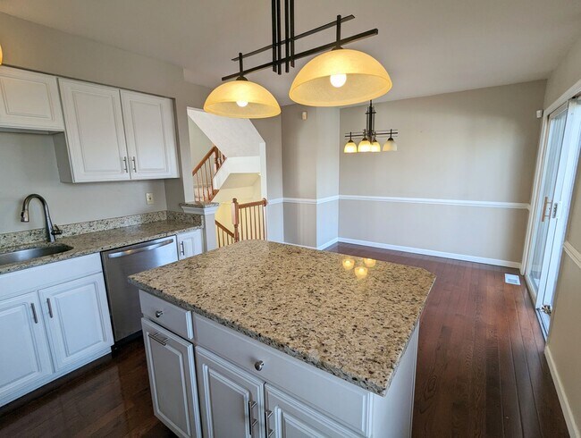 Foto del edificio - Beautiful 3 Bedroom 2.5 Bathroom Townhouse...