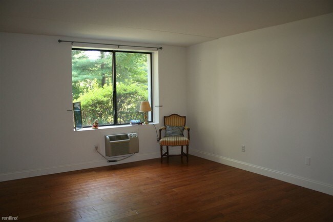 Foto del edificio - 1525 E Putnam Ave