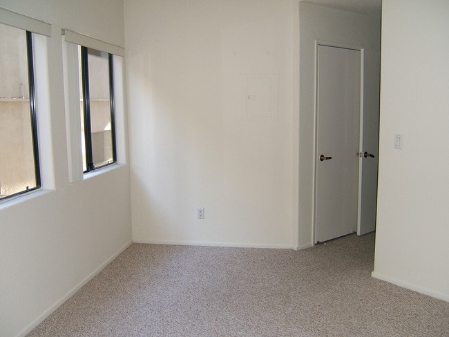 Building Photo - 1174 Amherst Ave