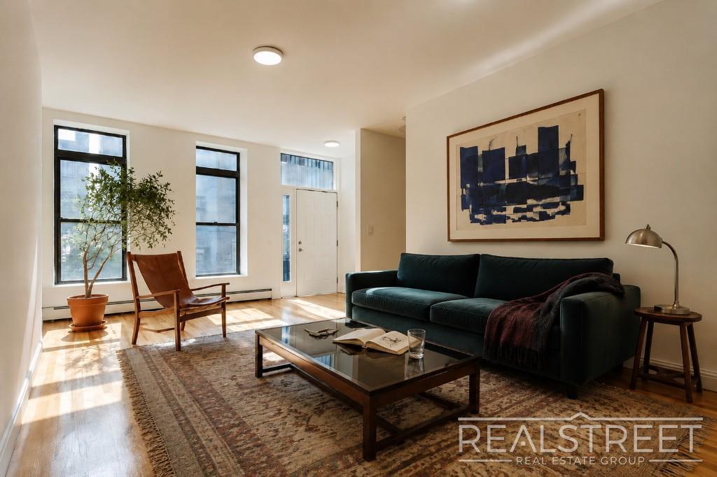 Charming 2 Bed 1.5 Bath Upper Duplex in Bushwick with Garden - Charming 2 Bed 1.5 Bath Upper Duplex in Bushwick with Garden