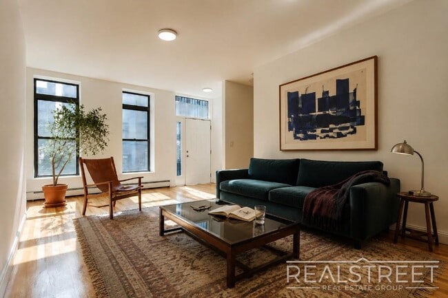 Charming 2 Bed 1.5 Bath Upper Duplex in Bushwick with Garden - Charming 2 Bed 1.5 Bath Upper Duplex in Bushwick with Garden Townhome