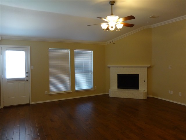 Building Photo - 915 Hidden Oaks