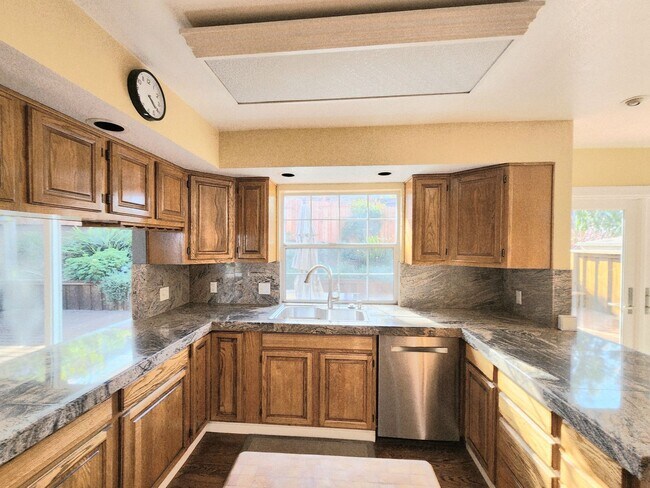 Building Photo - Stunning views in Redwood City