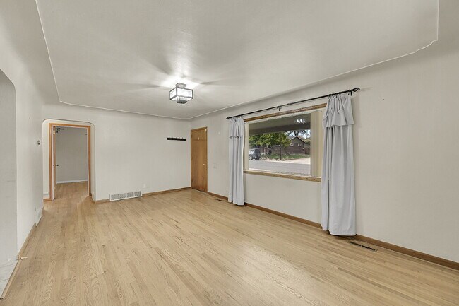Building Photo - $3,295.00 - 3 Bedrooms, 2 Bathrooms Single...