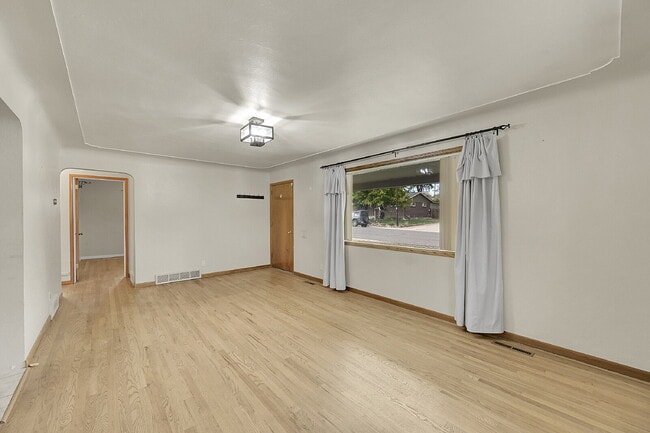 Foto del edificio - $3,295.00 - 3 Bedrooms, 2 Bathrooms Single...