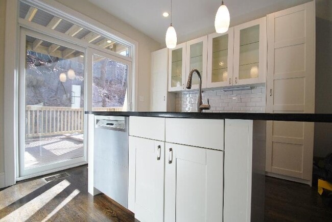 Building Photo - HOT MISSION HILL LISTING!!!!