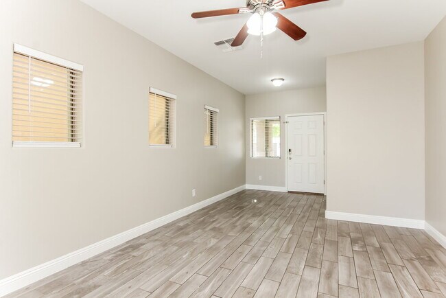 Foto del edificio - 10225 W Camelback Rd