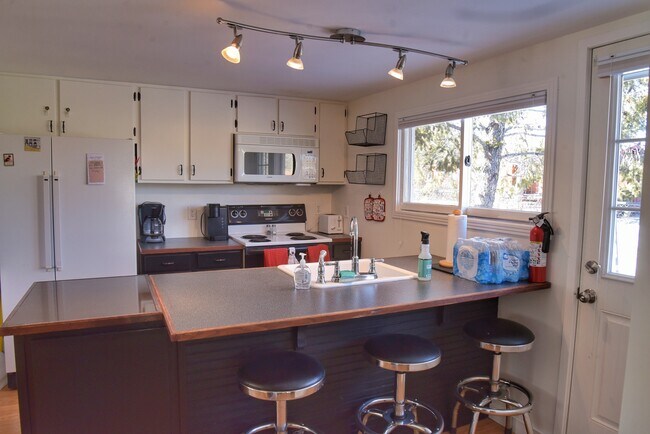 Cocina y puerta trasera - 15385 Co Rd 306