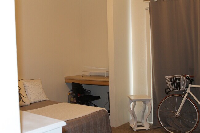 built in desks in all bedrooms - 1643 N Euclid Ave