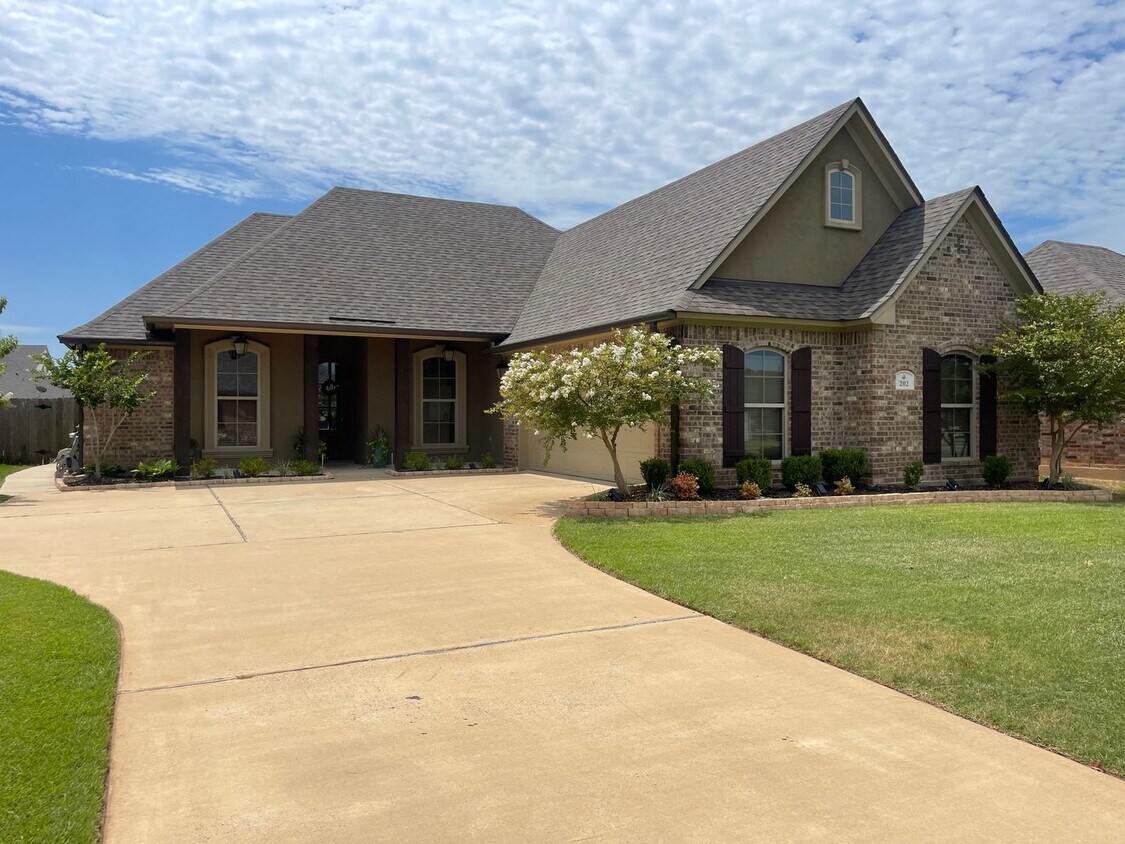 Primary Photo - Benton Beauty! Don't Miss Out!
