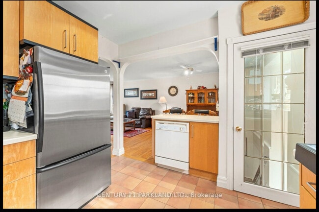 Photo du bâtiment - King and Keele Main Floor bungalow on larg...