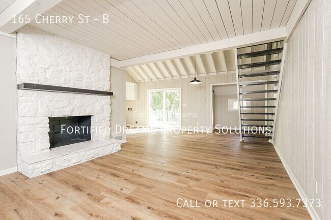 Foto del edificio - 165 Cherry Dr
