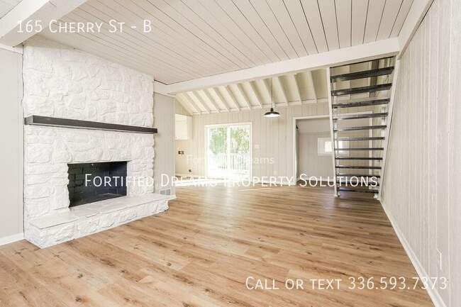 Building Photo - 165 Cherry Dr