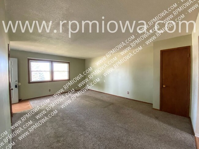 Building Photo - AFFORDABLE DUPLEX!! 2 Bedroom Duplex in An...