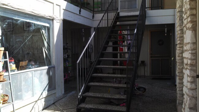 Foto del edificio - 1302 Hollow Creek Dr