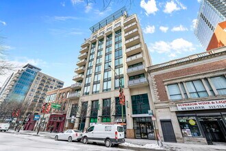 Building Photo - 744 N Clark St